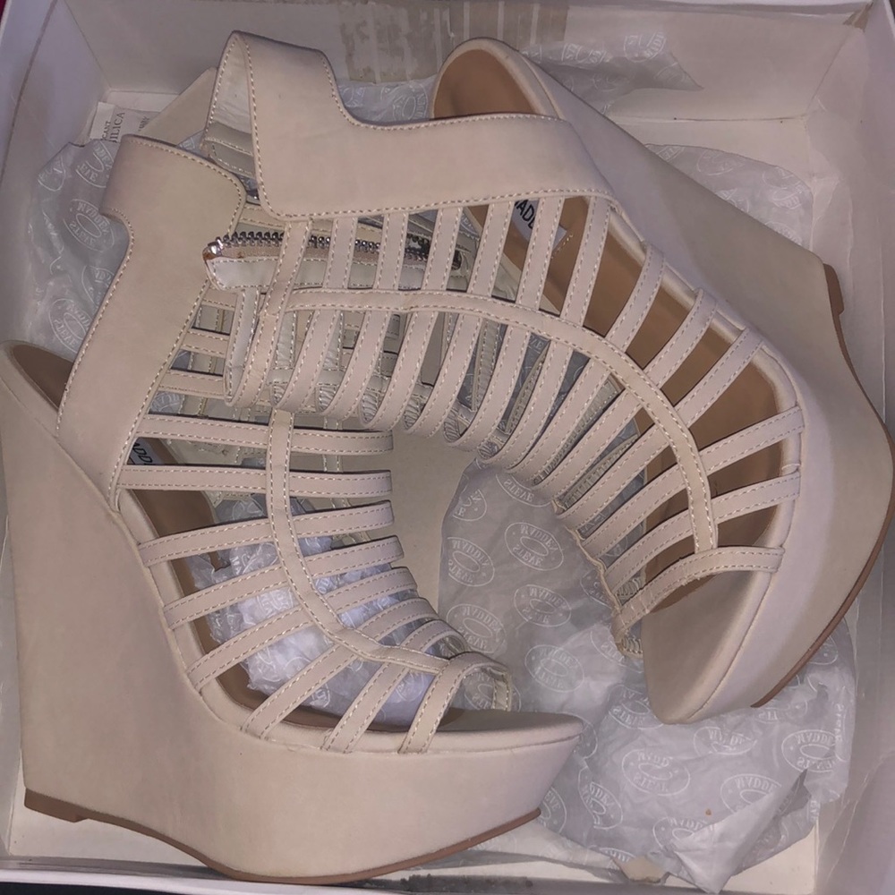 Nude wedge steve madden heels in Nude ! NEW never worn